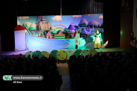 کودکان بوشهری به تماشای نمایش "هفت کوتوله نشستند"