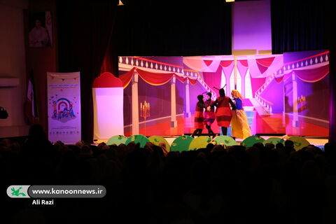کودکان بوشهری به تماشای نمایش "هفت کوتوله نشستند"
