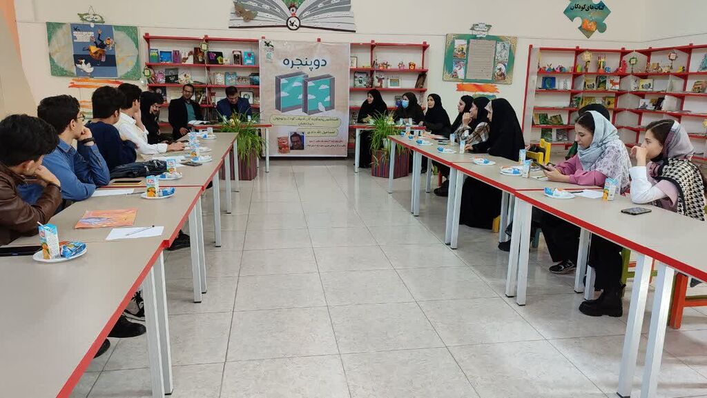 کتاب دوربین خدا توسط اعضای ادبی کانون استان ایلام در برنامه دو پنجره نقدشد