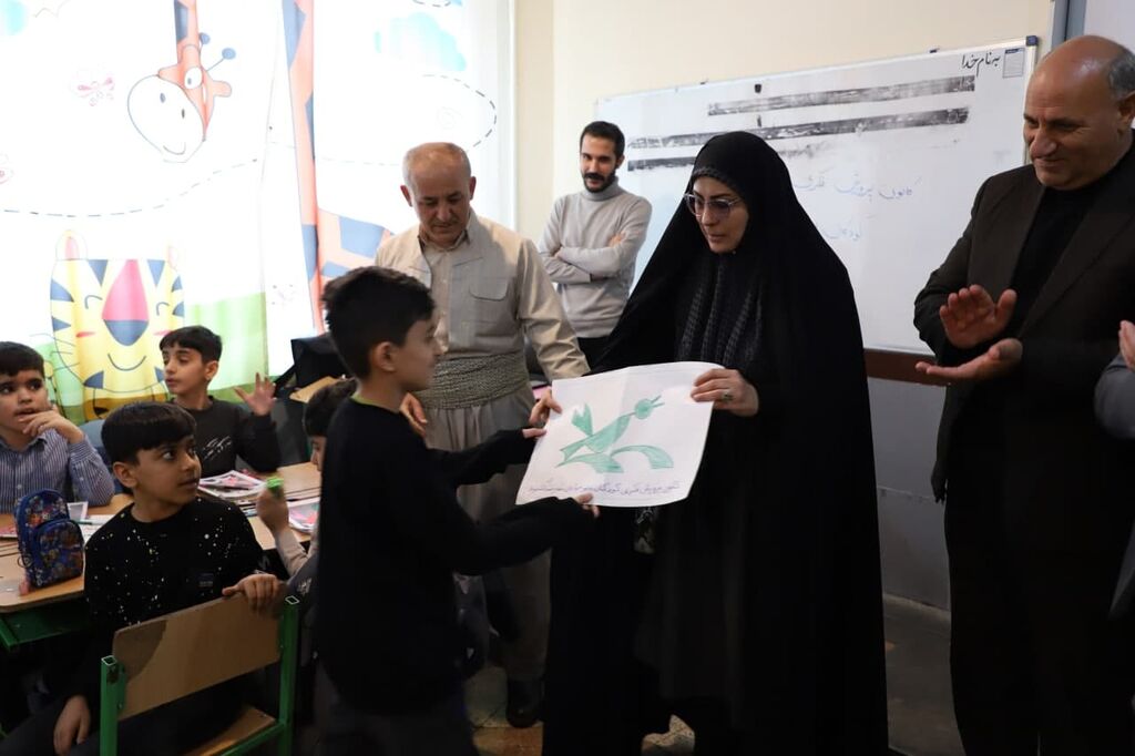 اهدای کتاب به مدارس روستایی شهرستان اشنویه توسط پایگاه بسیج شهید رسول فرخی کانون استان آذربایجان غربی