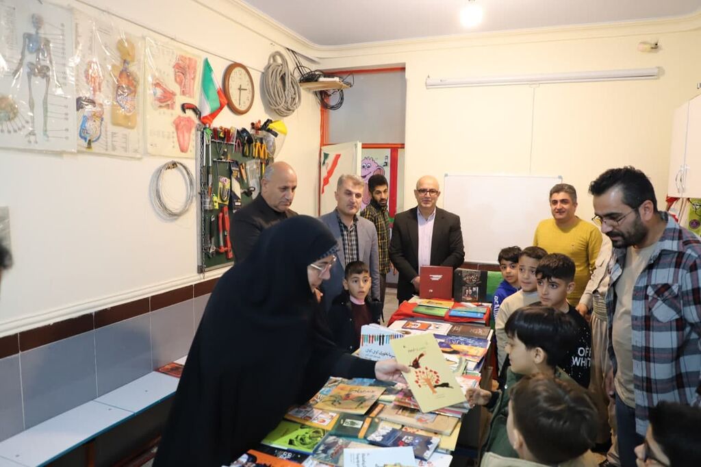 اهدای کتاب به مدارس روستایی شهرستان اشنویه توسط پایگاه بسیج شهید رسول فرخی کانون استان آذربایجان غربی