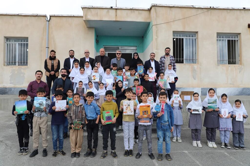 اهدای کتاب به مدارس روستایی شهرستان اشنویه توسط پایگاه بسیج شهید رسول فرخی کانون استان آذربایجان غربی