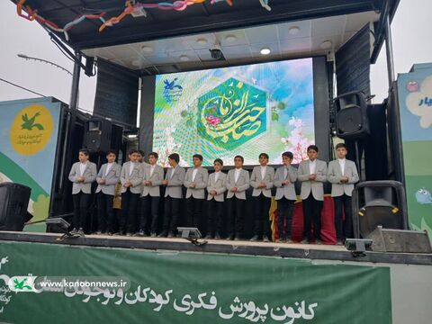 اجرای گروه‌های سرود استان قم در تماشاخانه سیار کانون