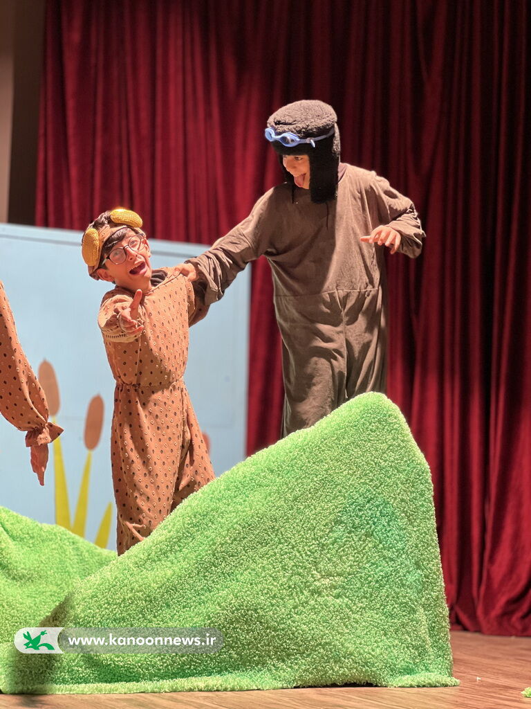 نمایش " قول غول غرغرو " روی صحنه سینما تئاتر کانون دیلم رفت