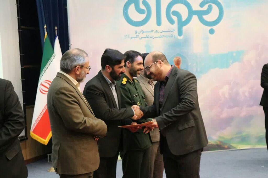 عنوان "مدیر جوان ،تلاشگر و برگزیده" در همایش جوانان برتر استان به مدیرکل کانون پرورش فکری استان مرکزی رسید