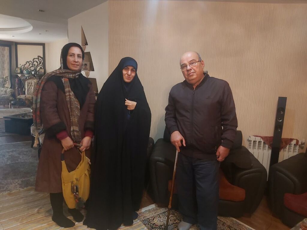 دیدار مدیر کل کانون البرز با خانواده های شهدا و ایثارگران استان دیدار مدیرکل کانون البرز با خانوادههای شهدا و ایثارگران در رزمایش «سپاس»