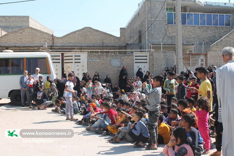 تماشاخانه سیار کانون پرورش فکری کودکان و نوجوانان در میان اهالی روستای ملاشیه اهواز