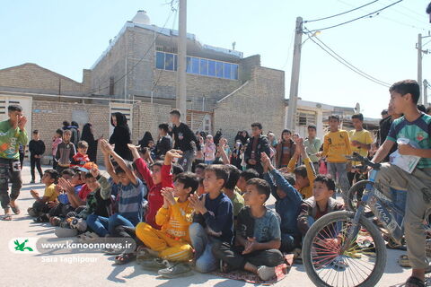 تماشاخانه سیار کانون پرورش فکری کودکان و نوجوانان در میان اهالی روستای ملاشیه اهواز