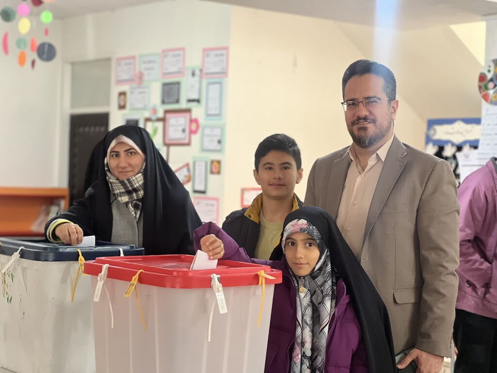 انتخابات مدیرکل کانون کرمانشاه در مرکز شماره ۱ کانون رای خود را در مجلس خبرگان و مجلس شورای اسلامی به صندوق انداخت
