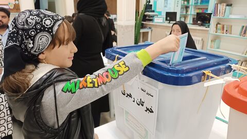 کودکان و نوجوانان اردبیلی همپای والدین در پای صندوق‌های رأی