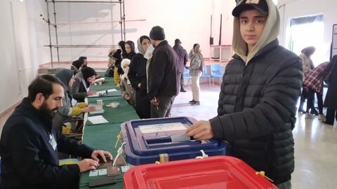 کودکان و نوجوانان اردبیلی همپای والدین در پای صندوق‌های رأی