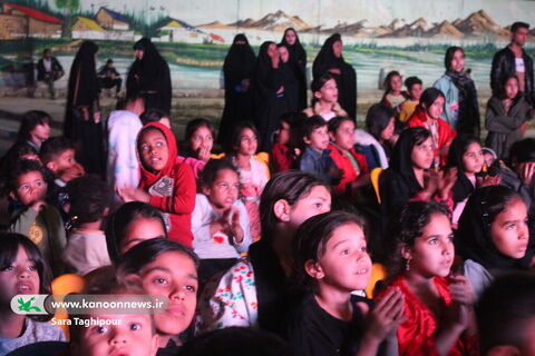 هنرنمایی هنرمندان تماشاخانه سیار کانون پرورش فکری کودکان و نوجوانان در کوی طاهر اهواز