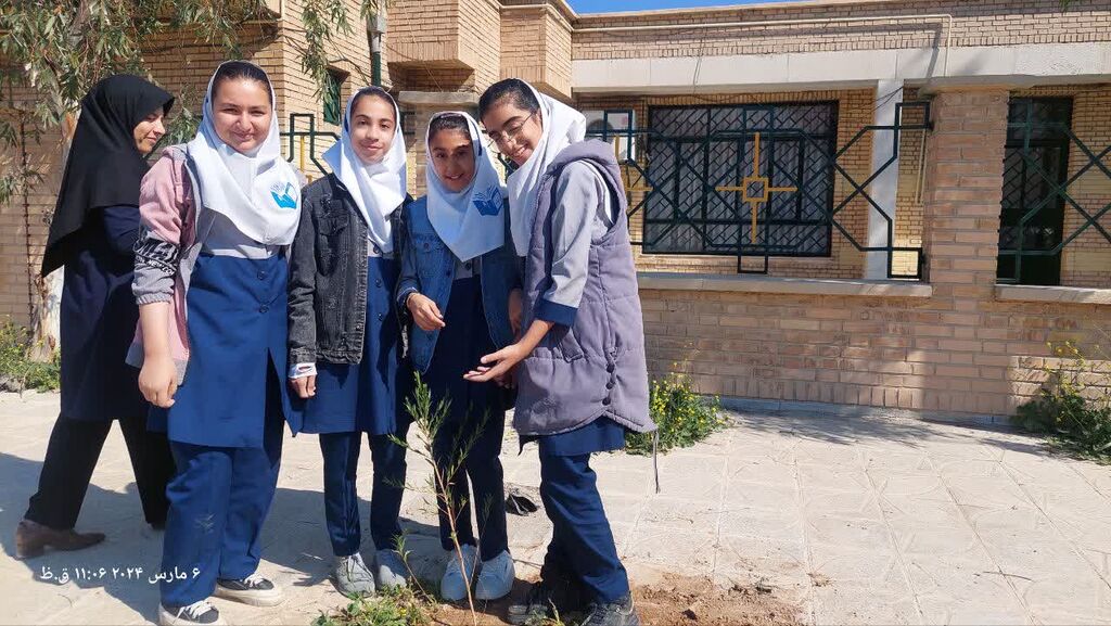 اجرای برنامه سفیران سبز به مناسبت روز درختکاری در مرکز مهران استان ایلام 