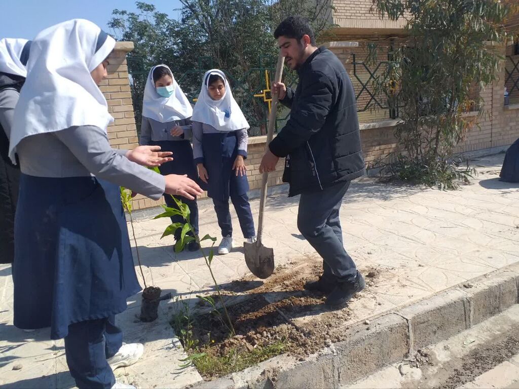 اجرای برنامه سفیران سبز به مناسبت روز درختکاری در مرکز مهران استان ایلام 