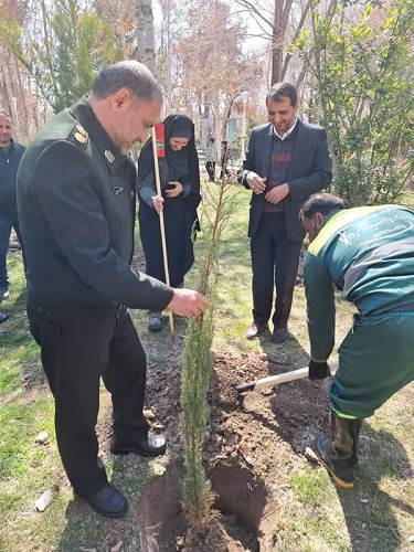 کاشت نهال بااجرای برنامه های فرهنگی در مجتمع کانون اصفهان