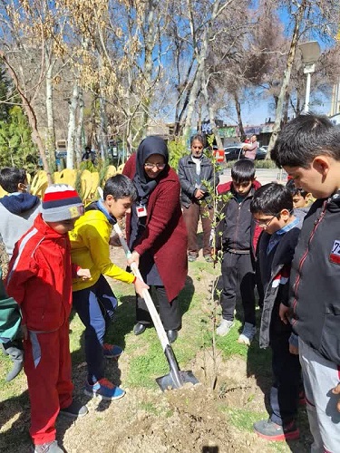 کاشت نهال بااجرای برنامه های فرهنگی در مجتمع کانون اصفهان