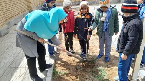 کاشت نهال و اجرای برنامه های فرهنگی به مناسبت هفته منابع طبیعی و درختکاری در مراکز کانون استان اصفهان