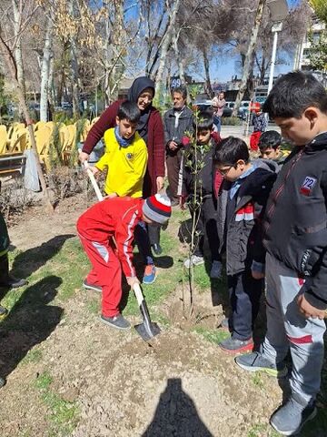 کاشت نهال و اجرای برنامه های فرهنگی به مناسبت هفته منابع طبیعی و درختکاری در مراکز کانون استان اصفهان