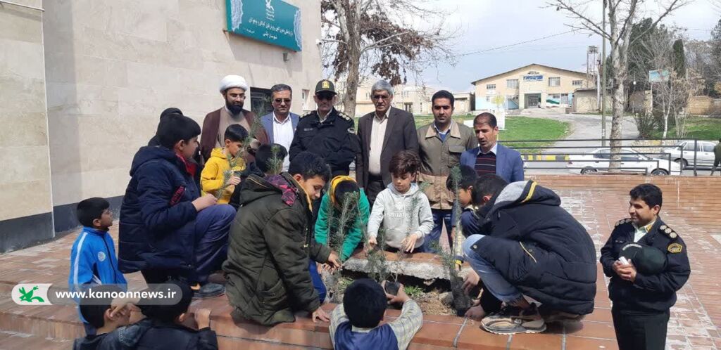 کاشت درخت توسط سفیران سبز کانون پرورش فکری لرستان