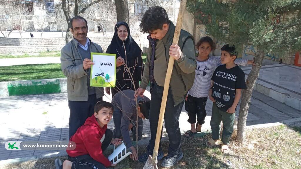 کاشت درخت توسط سفیران سبز کانون پرورش فکری لرستان