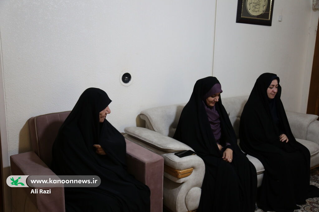 دیدارمدیرکل کانون استان بوشهر با پدر و مادر شهید نوجوان عبدالمهدی قادریانی
