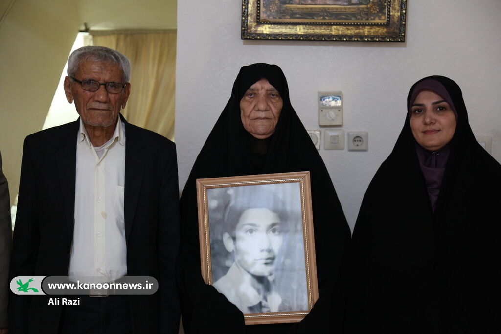دیدارمدیرکل کانون استان بوشهر با پدر و مادر شهید نوجوان عبدالمهدی قادریانی