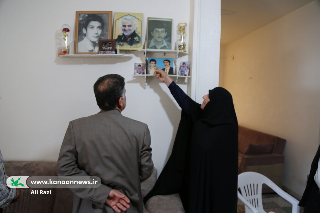 دیدارمدیرکل کانون استان بوشهر با پدر و مادر شهید نوجوان عبدالمهدی قادریانی