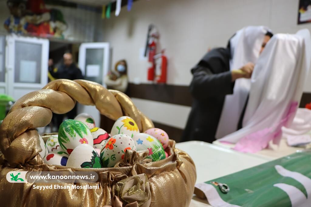 اهدای تخم‌مرغ رنگی به کودکان بیمارستان طالقانی گنبدکاووس