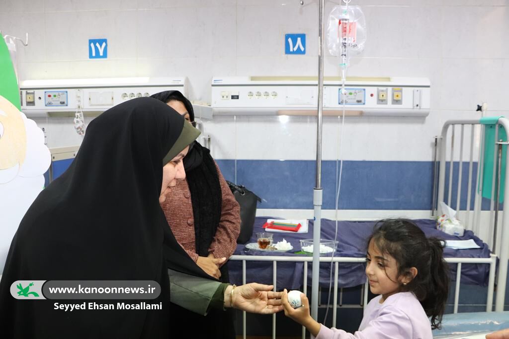 اهدای تخممرغ رنگی به کودکان بیمارستان طالقانی گنبدکاووس