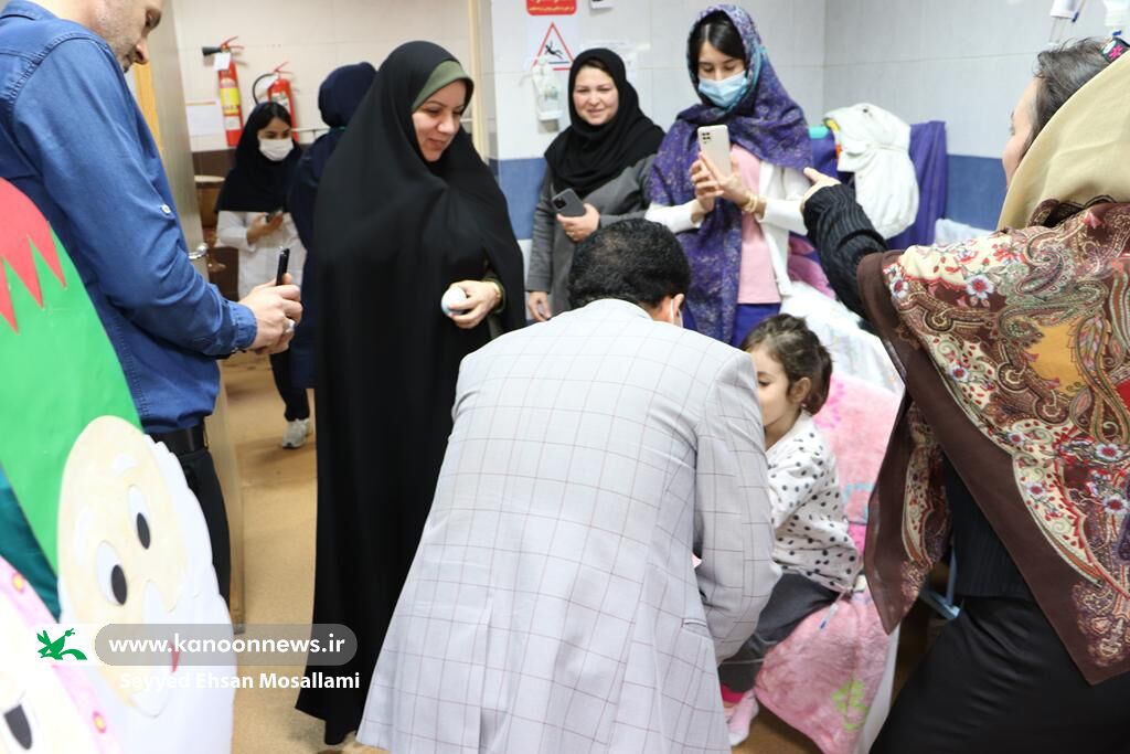 اهدای تخممرغ رنگی به کودکان بیمارستان طالقانی گنبدکاووس
