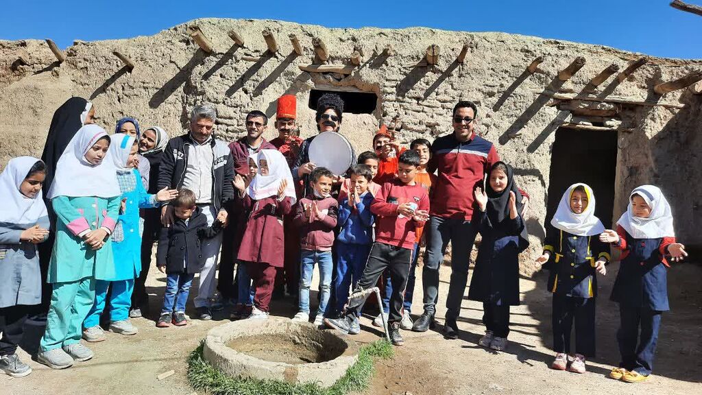 "تکم خوانی" در میان بچه‌های روستای  محروم مرغ‌آباد 