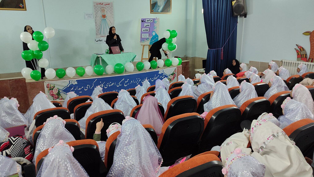 مراسم جشن عبادت دانشآموزان دبستان نهضت اسلامی در مرکز چهار کانون اردبیل