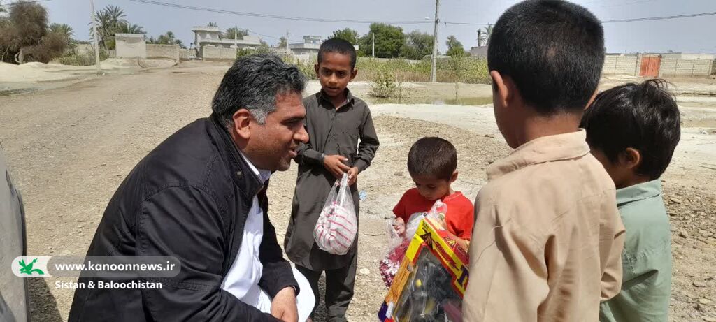 حضور امداد فرهنگی کانون پرورش فکری سیستان و بلوچستان در میان کودکان و نوجوانان مناطق سیلزده