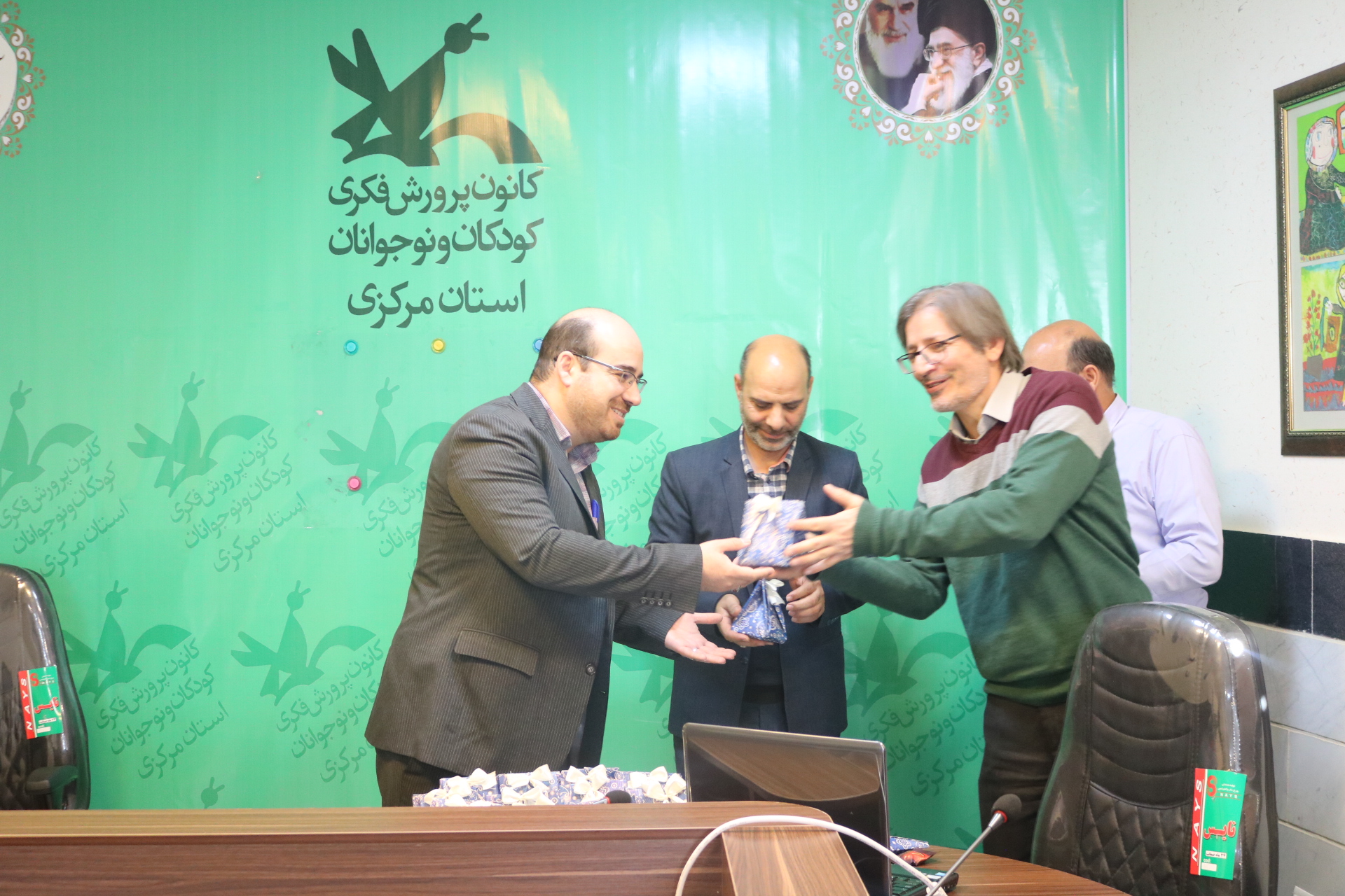 نشست پایان سال مدیرکل کانون پرورش فکری استان مرکزی با کارکنان