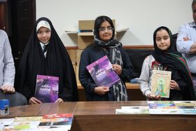 اهدای کتاب‌های کانون پرورش فکری کودکان و نوجوانان به کودکان و نوجوانان زائر در منطقه تبادکان