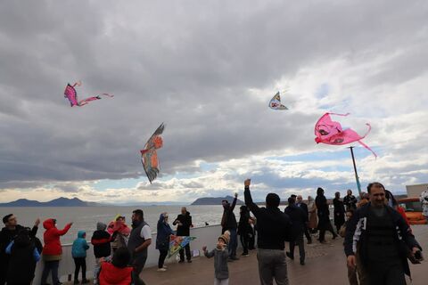 برگزاری جشن خانوادگی «پرواز بادبادک‌ها» در ساحل دریاچه ارومیه توسط کانون پرورش فکری کودکان ‌و نوجوانان استان آذربایجان غربی