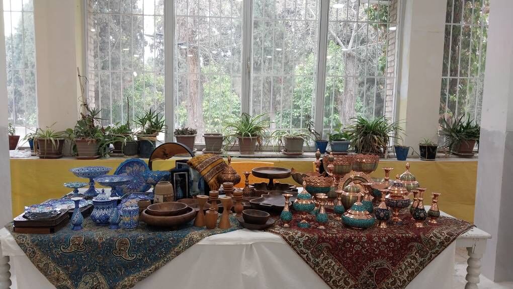 هم زمان با ایام نوروز کانون فارس فروشگاه کتاب، صنایع دستی و محصولات فرهنگی هنری را در گذر حافظیه دائر کرد