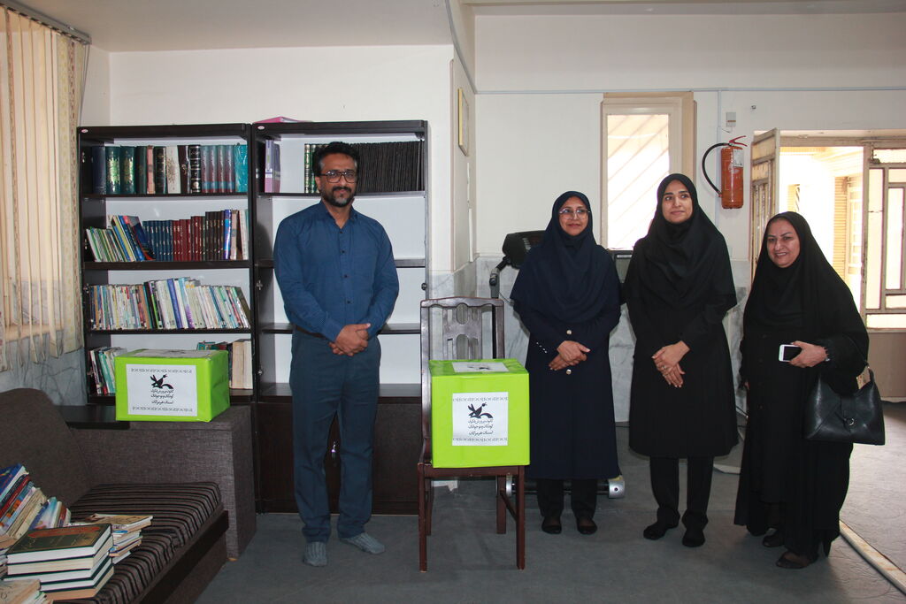 اهدا ۲۰۰ جلدکتاب و بازی و سرگرمی به کتابخانه محل نگهداری کودکان خیابانی
