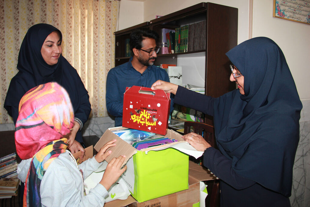 اهدا ۲۰۰ جلدکتاب و بازی و سرگرمی به کتابخانه محل نگهداری کودکان خیابانی