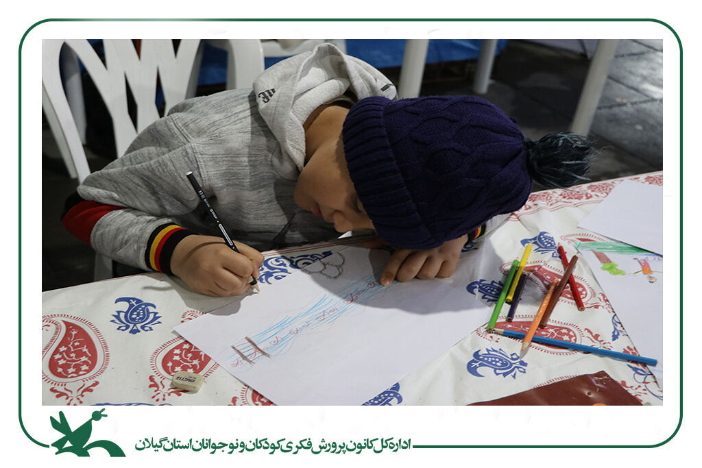 غرفه کانون گیلان پذیرای مخاطبان است / فعالیتهای دینی مربیان برای کودکان