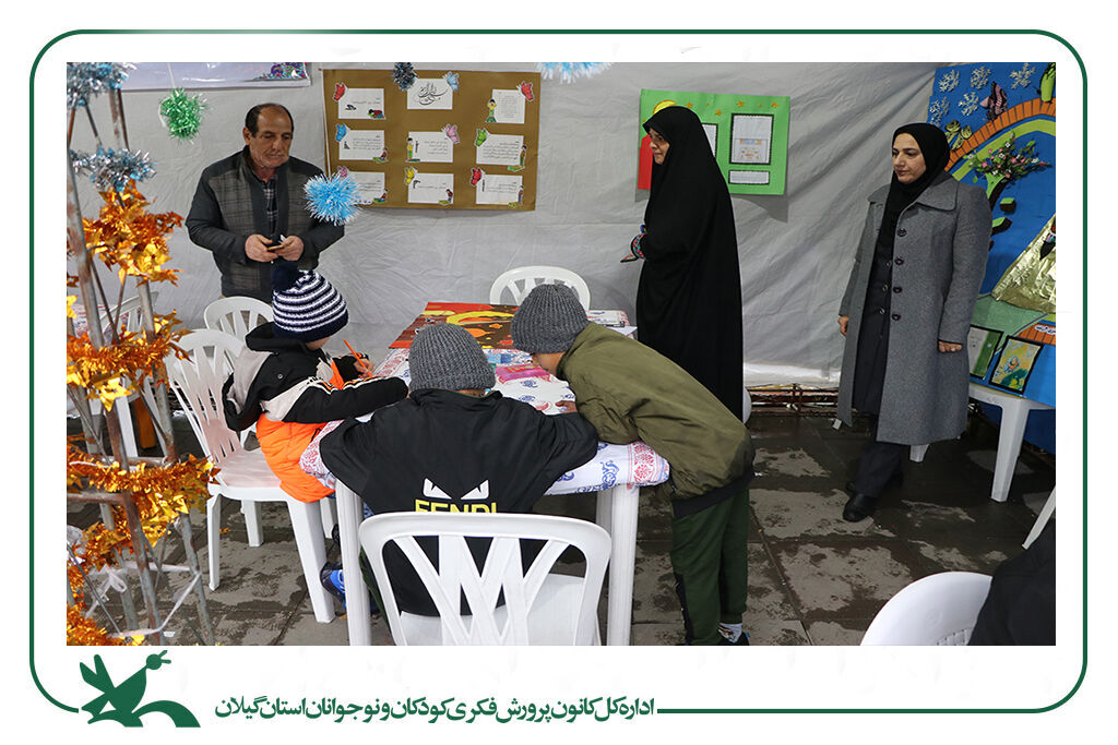 غرفه کانون گیلان پذیرای مخاطبان است / فعالیتهای دینی مربیان برای کودکان