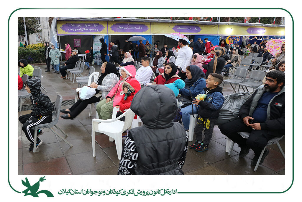 غرفه کانون گیلان پذیرای مخاطبان است / فعالیتهای دینی مربیان برای کودکان