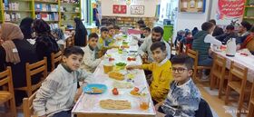 اعضای نوجوانان روزه‌دار مرکز آزادشهر مهمان سفره افطاری مربیان