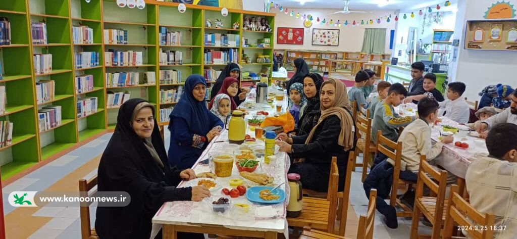 اعضای نوجوانان روزهدار مرکز آزادشهر مهمان سفره افطاری مربیان