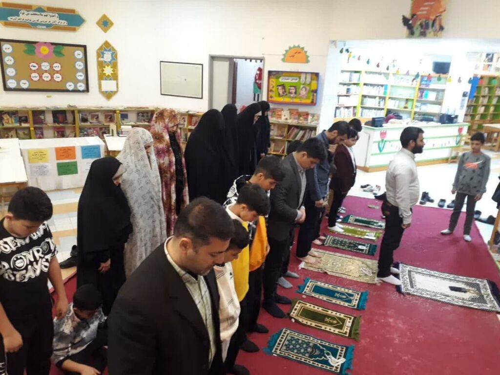 اعضای نوجوانان روزهدار مرکز آزادشهر مهمان سفره افطاری مربیان