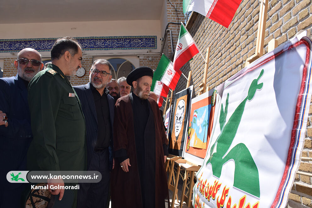 کانون لرستان در روز جمهوری اسلامی ایران نمایشگاه برپا کرد