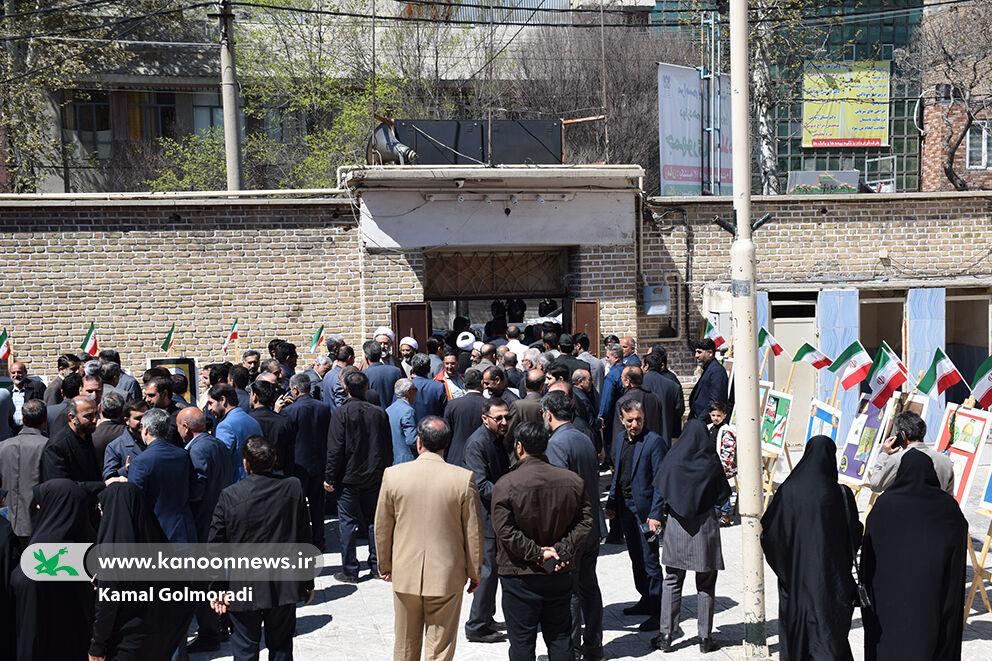 کانون لرستان در روز جمهوری اسلامی ایران نمایشگاه برپا کرد