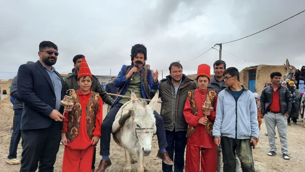 استقبال از مسافران نوروزی با تکم خوانی مربی سیار روستایی فامنین
