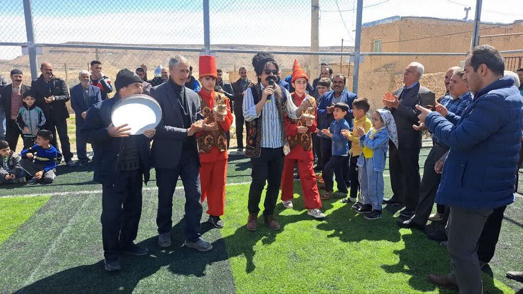 استقبال از مسافران نوروزی با تکم خوانی مربی سیار روستایی فامنین
