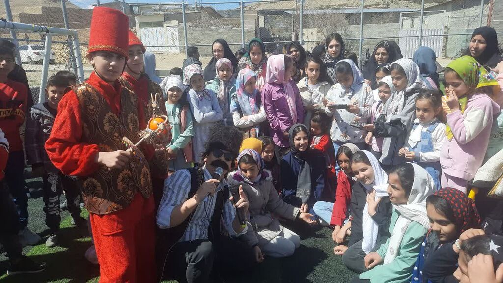 استقبال از مسافران نوروزی با تکم خوانی مربی سیار روستایی فامنین